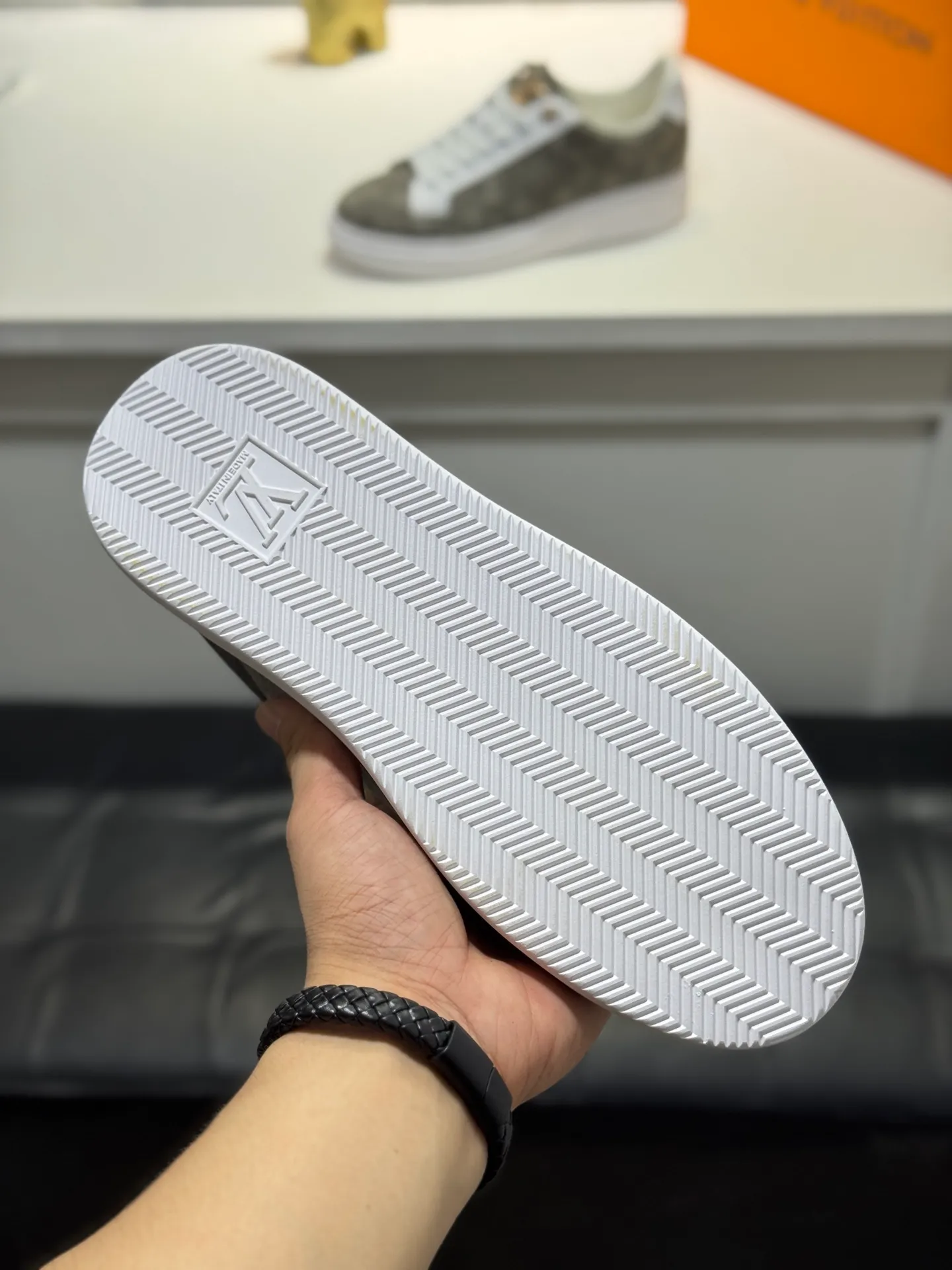 Men's shoes 💰400 [New style] 🐞🐞Top original order - LV [Louis Vuitton] counter new men's casual series! 🔥Globally limited edition💯The upper is made of cowhide with sheepskin lining➕Original rubber outsole, which is lighter and non-slip. Fashion focuses on trends, versatile and hot styles, simple yet tasteful! Exudes a fashionable and casual atmosphere, fashion is at your feet, and you are full of confidence! Multiple colors available. A must-have for fashionistas! Size: 38-44 (45 customized